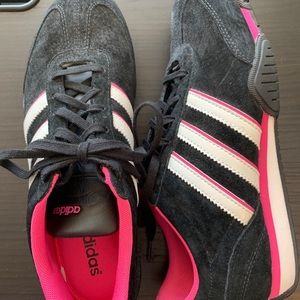 Adidas suede black & hot pink